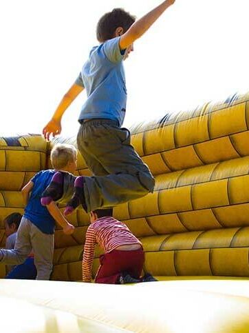 Niños en saltando en cumpleaños infantiles (Vitoria)