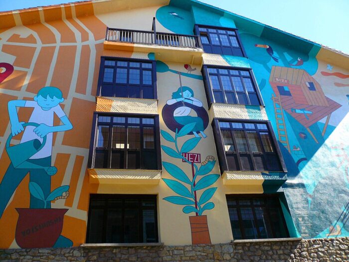 Ruta de los murales de Vitoria - Mural Auzoan hazi hezi bizi 