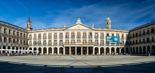Uno de los mejores planes en Vitoria es ir de pintxos por la plaza Nueva.
