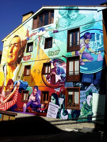 Vitoria con niños en la ruta de los murales.